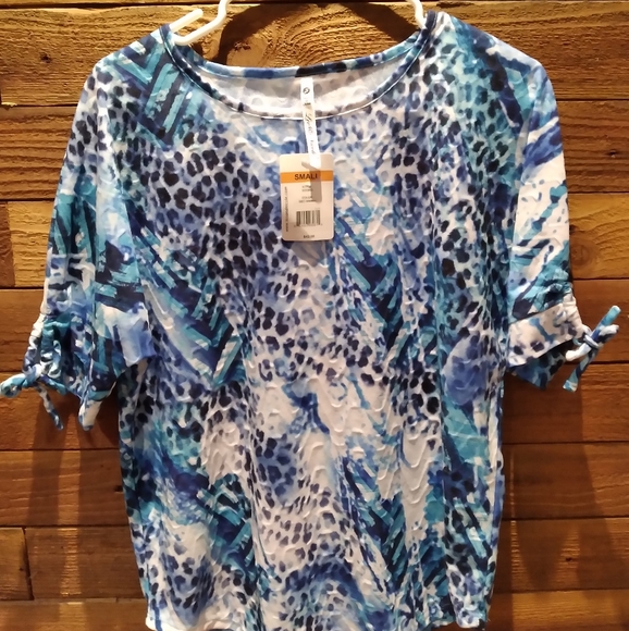 Leo & Nicole Tops - Leo and nicol womens blouse top size small dolman sleeves scoop_nec k geo animal